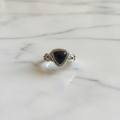 Anello ossidiana nera argento flatlay su marmo