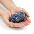 Sodalite grezza - mano con la pietra
