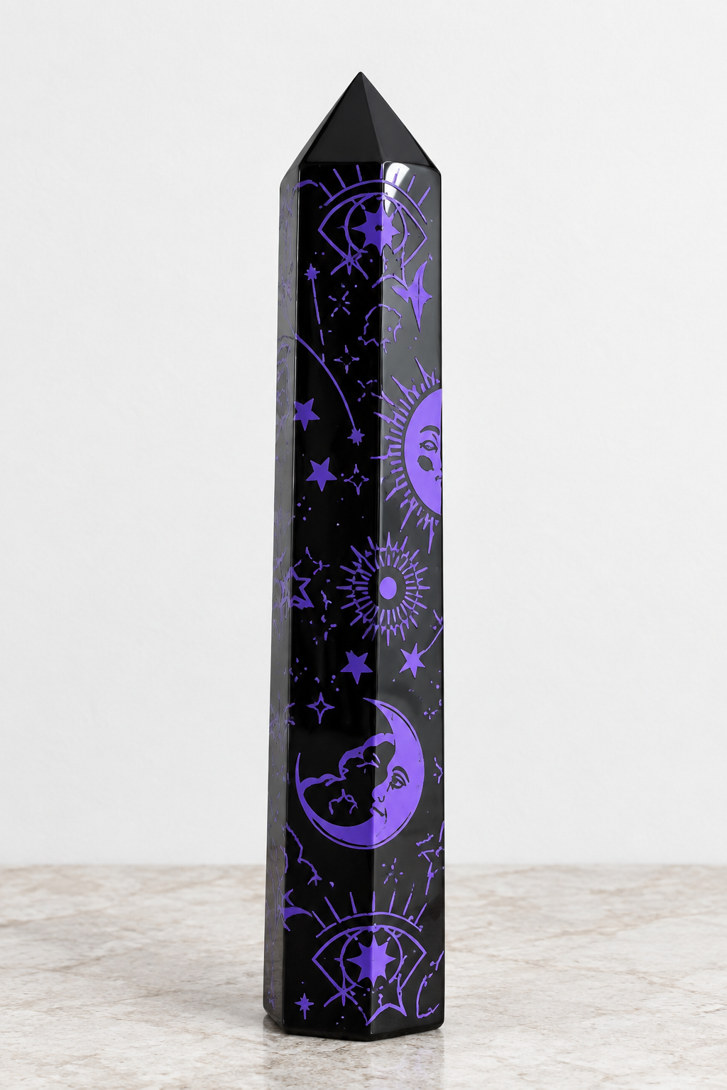 Obelisco ossidiana serigrafato viola su pietra chiara