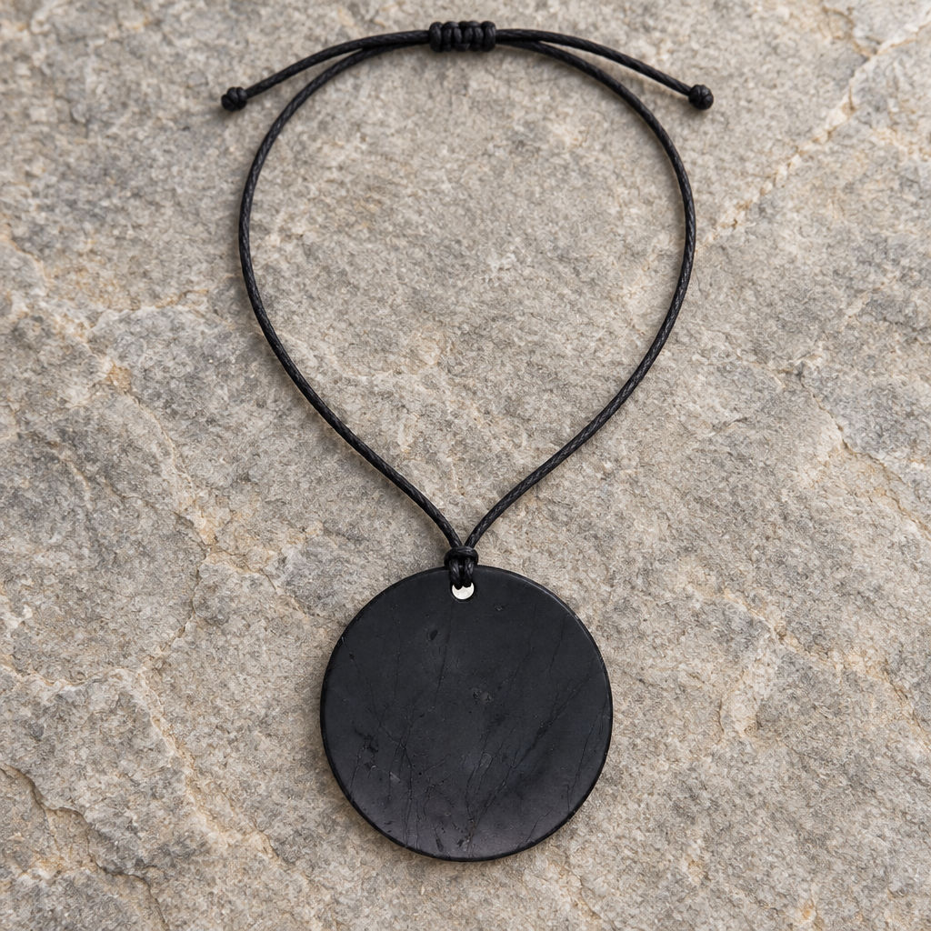 Dettaglio della shungite con cordino