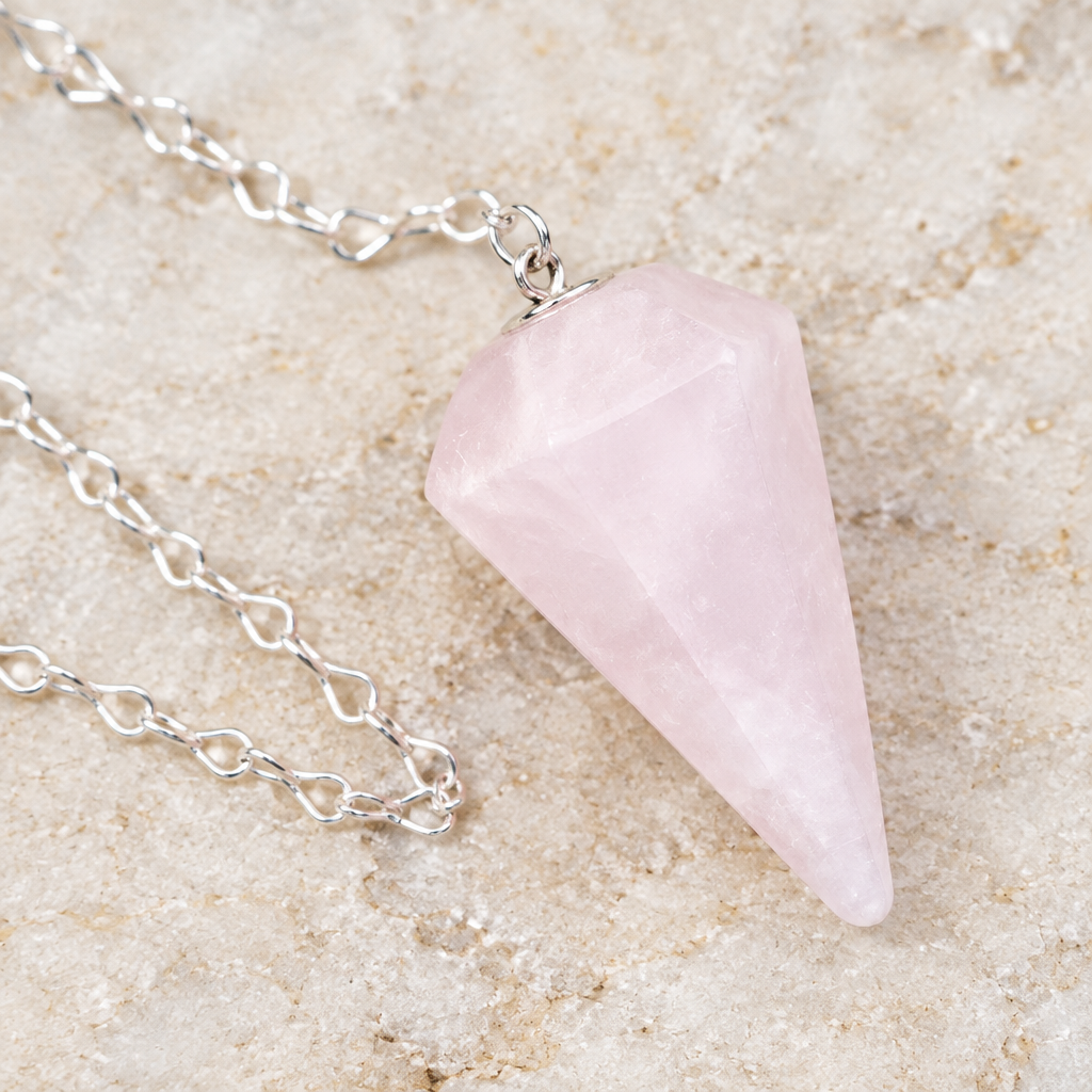Dettaglio delle sfaccettature del pendolo in quarzo rosa