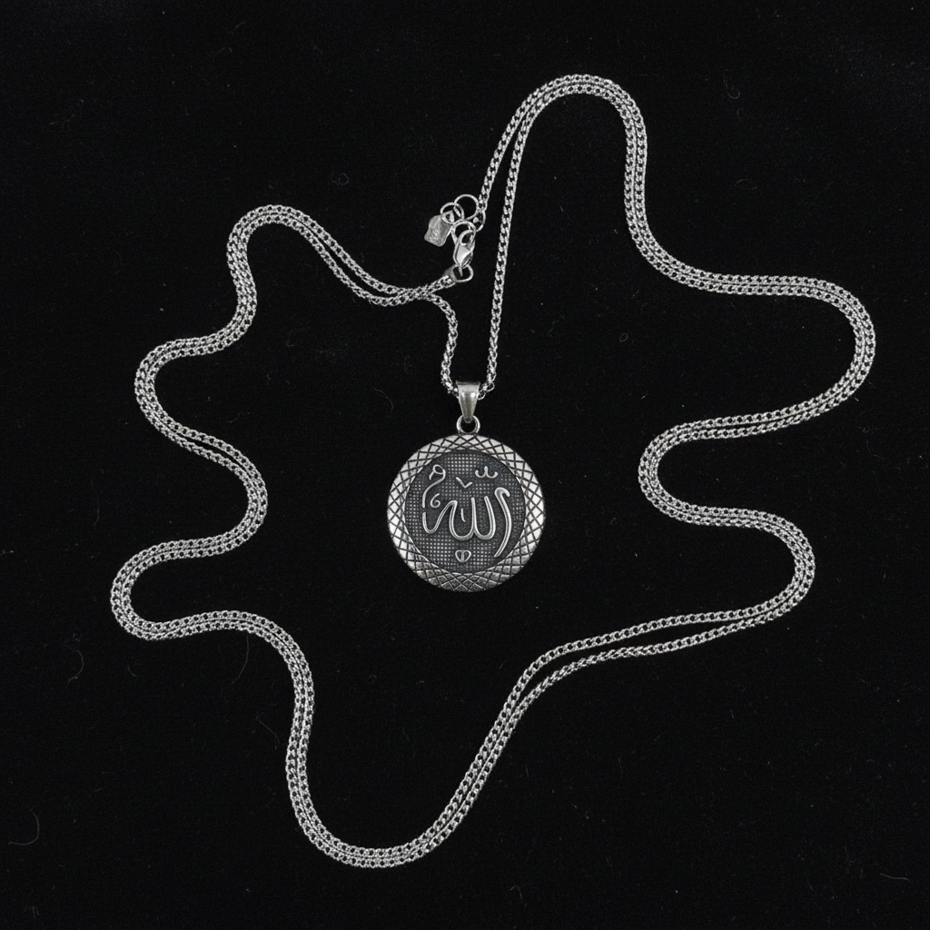 Collana Allah calligrafia araba - flat lay velluto