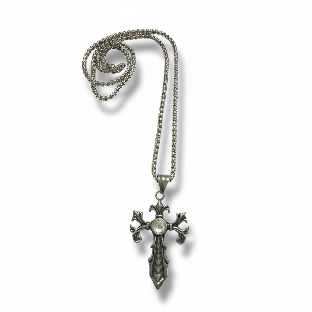 Collana Croce Gotica con Zircone flat lay sfondo bianco