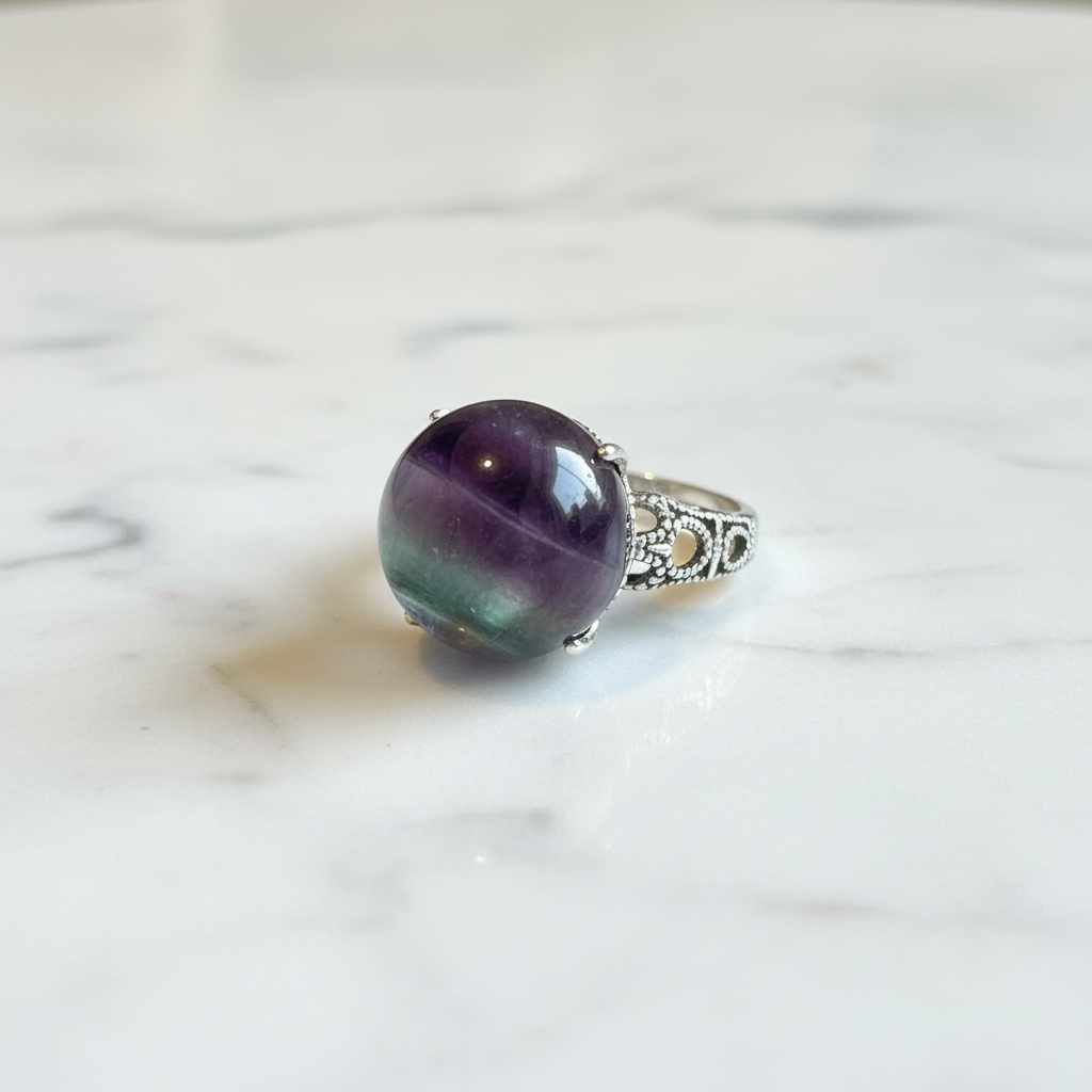 Anello fluorite arcobaleno su marmo bianco