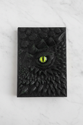 Grimorio Occhio di Drago Nero - flatlay su marmo