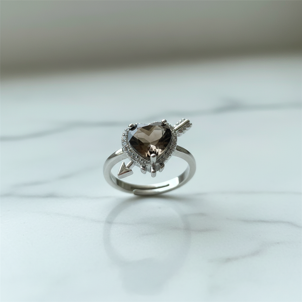 Anello cuore quarzo fumé su marmo bianco