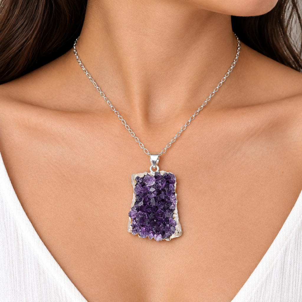 Collana con drusa di ametista indossata