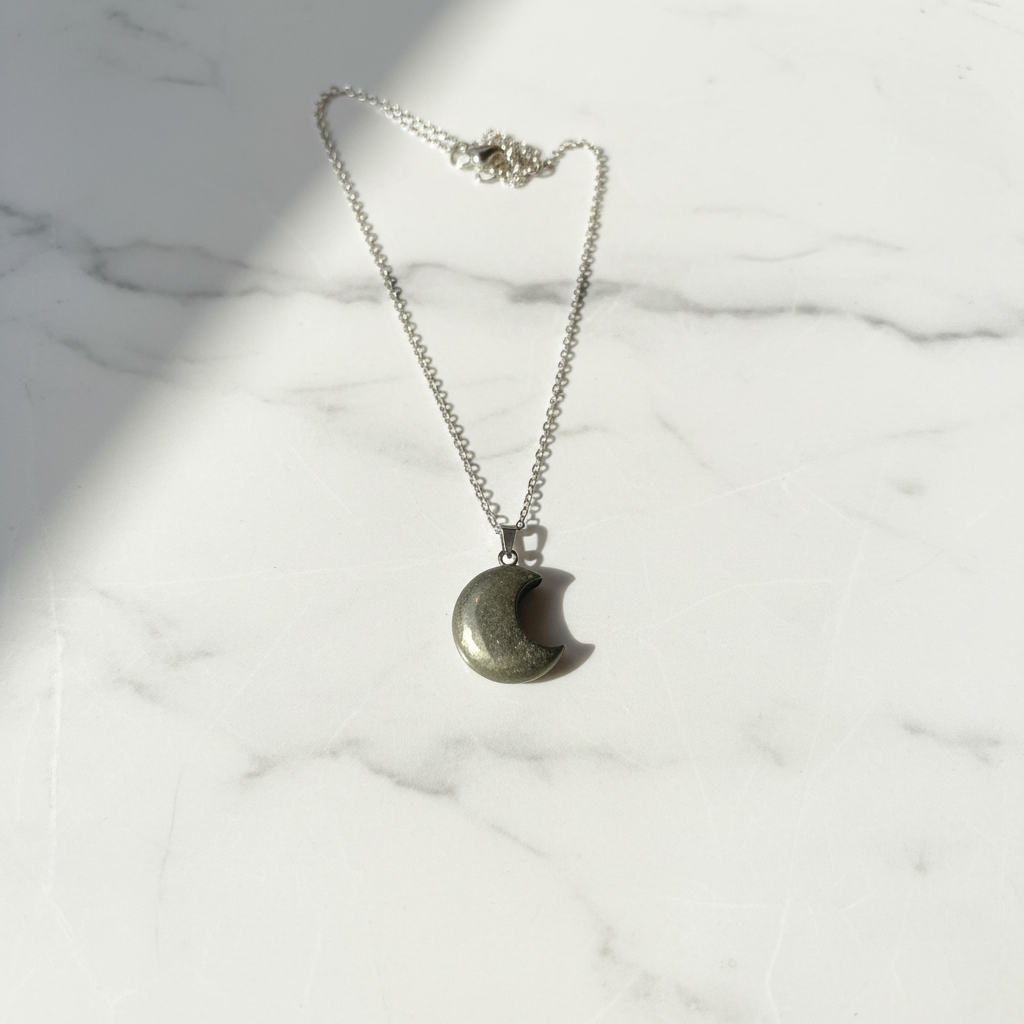 Collana Luna Pirite flat lay marmo bianco