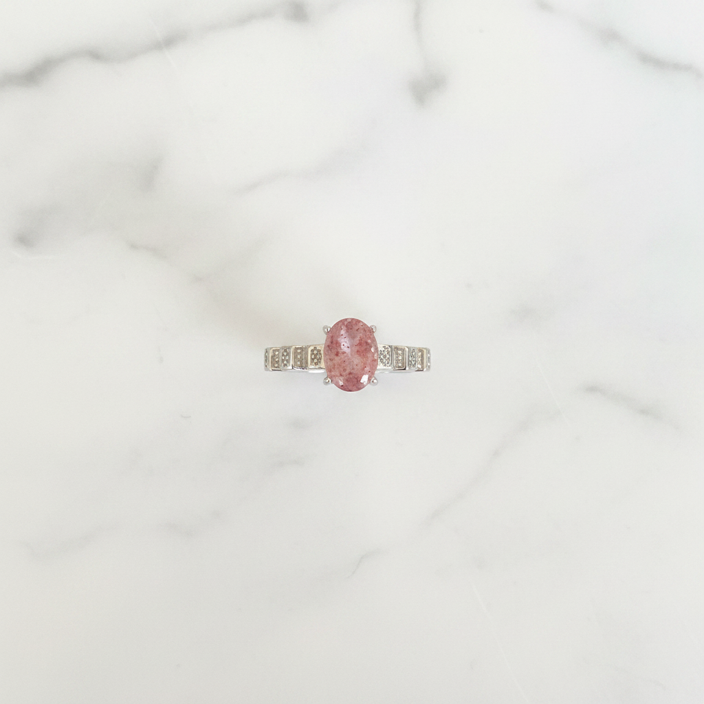 Anello quarzo fragola flatlay marmo