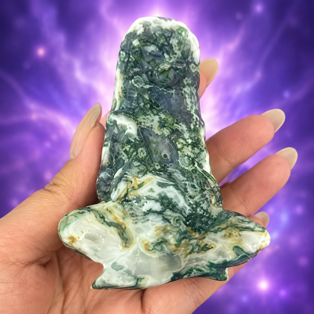 Madre Terra in agata muschiata in mano su viola