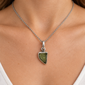 Collana con moldavite indossata