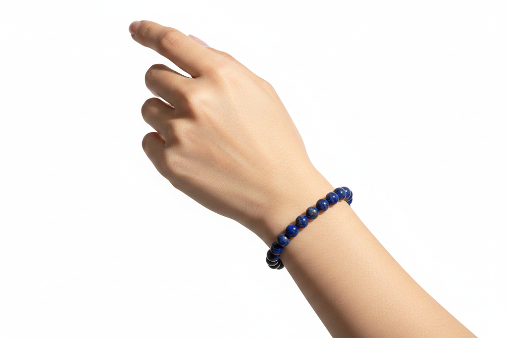 Bracciale lapislazzuli indossato al polso