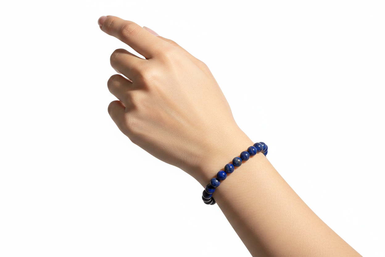 Bracciale lapislazzuli indossato al polso