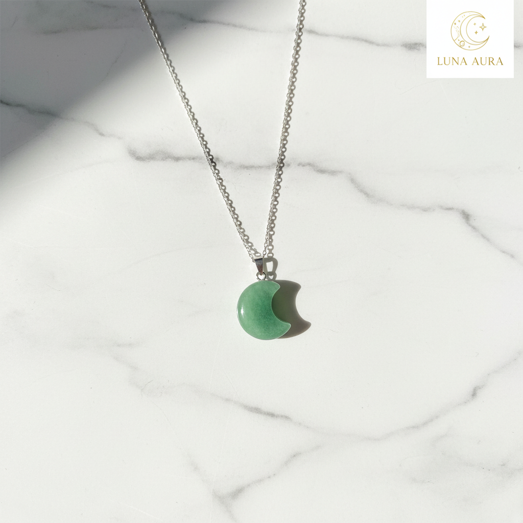 Collana Luna Avventurina Verde flat lay marmo bianco