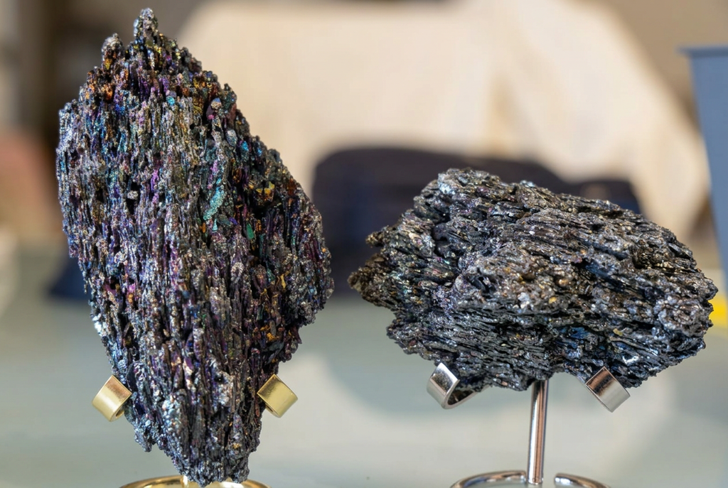 Carborundum in primo piano in luce diffusa, senza bordi