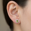 Orecchino in peridoto indossato