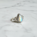Anello Labradorite Bianca Rainbow su marmo bianco