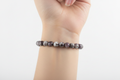 Bracciale tormalina indossato al polso