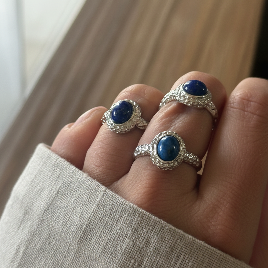 Anello lapislazzuli lifestyle indossato