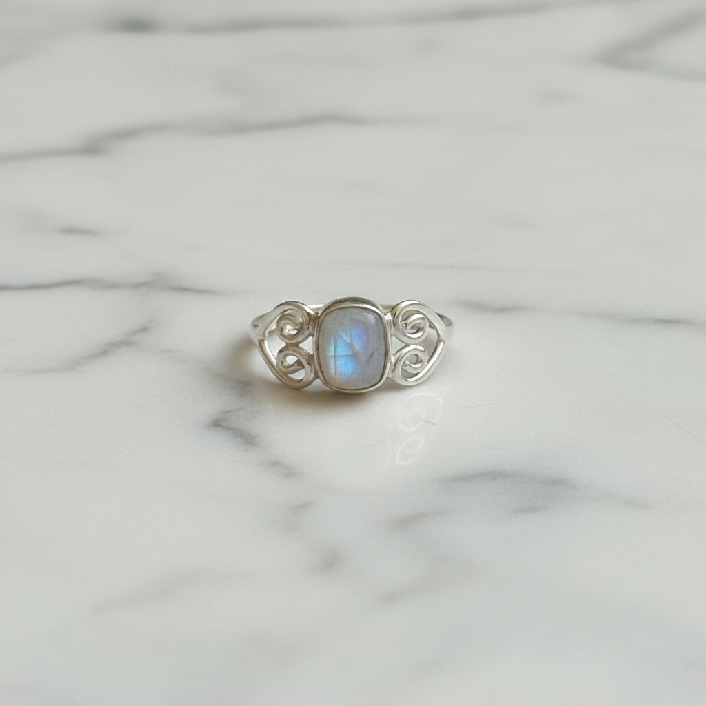 Anello labradorite bianca argento flatlay su marmo