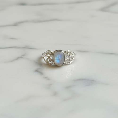 Anello labradorite bianca argento flatlay su marmo