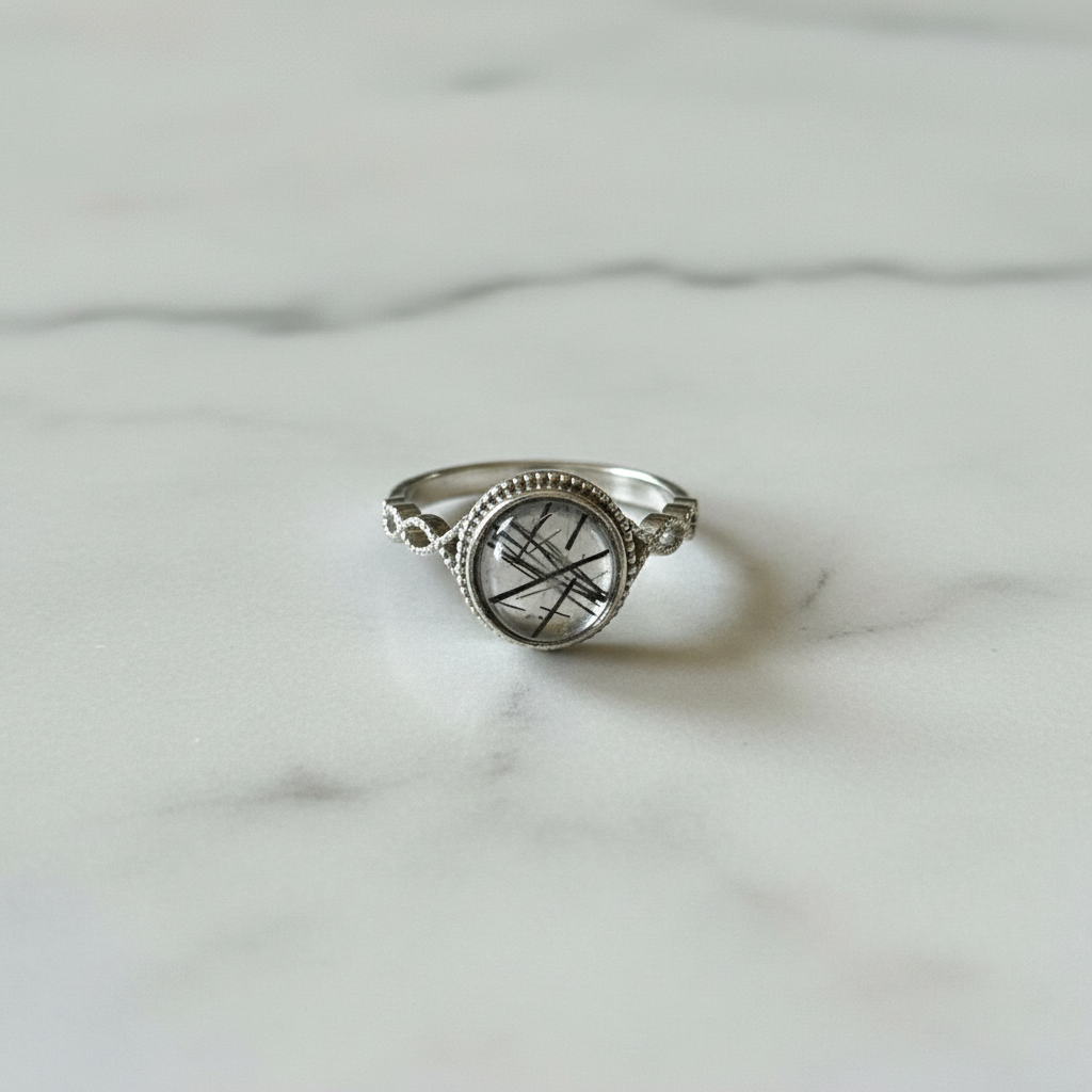 Anello quarzo tormalinato flatlay marmo