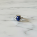 Anello lapislazzuli flatlay marmo