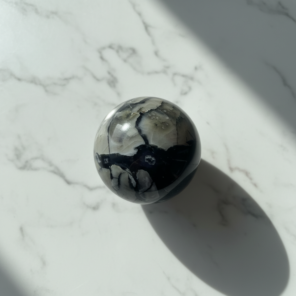 Sfera in Agata Vulcano su marmo bianco