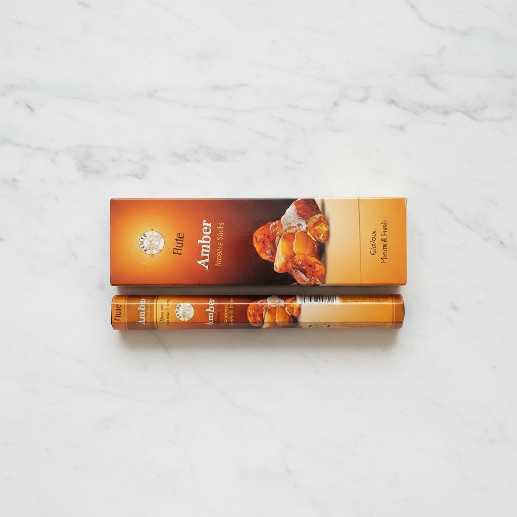 Flute Amber incensi in stick - flatlay su marmo