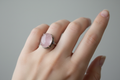 Anello quarzo rosa indossato - versione B