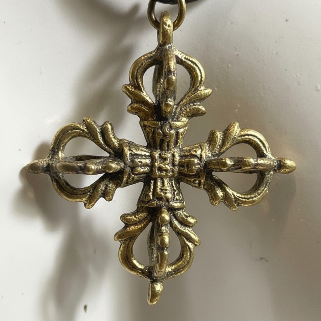 Collana doppio dorje - macro dettagli simmetrici