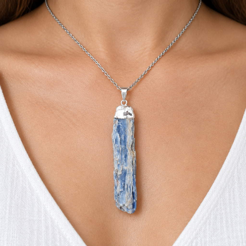 Collana con cianite grezza indossata