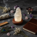 Lampada selenite cattedrale - flat lay con cristalli