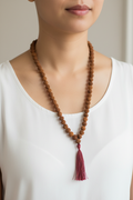 Japamala rudraksha indossato al collo