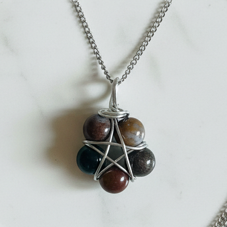 Collana Pentacolo Diaspro Oceano - flatlay su marmo