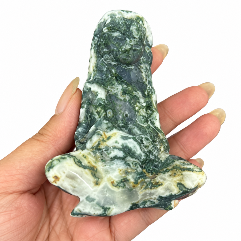Madre Terra in agata muschiata in mano su bianco