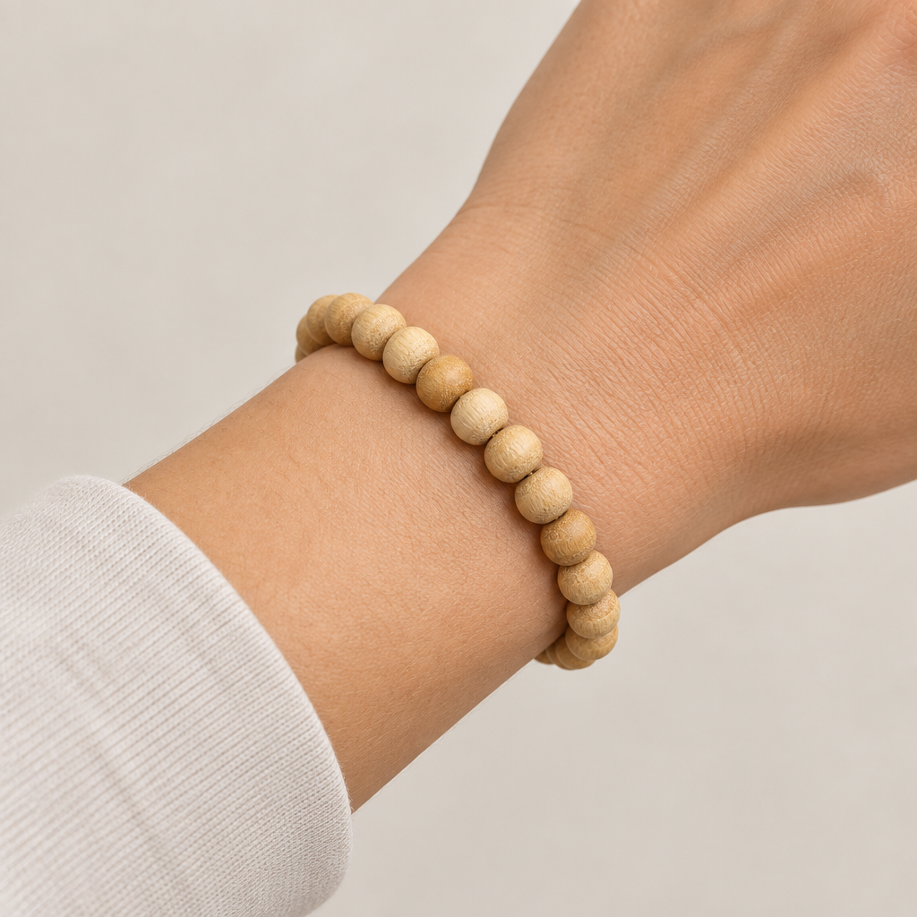Bracciale in sandalo con perle da 8 mm indossato al polso