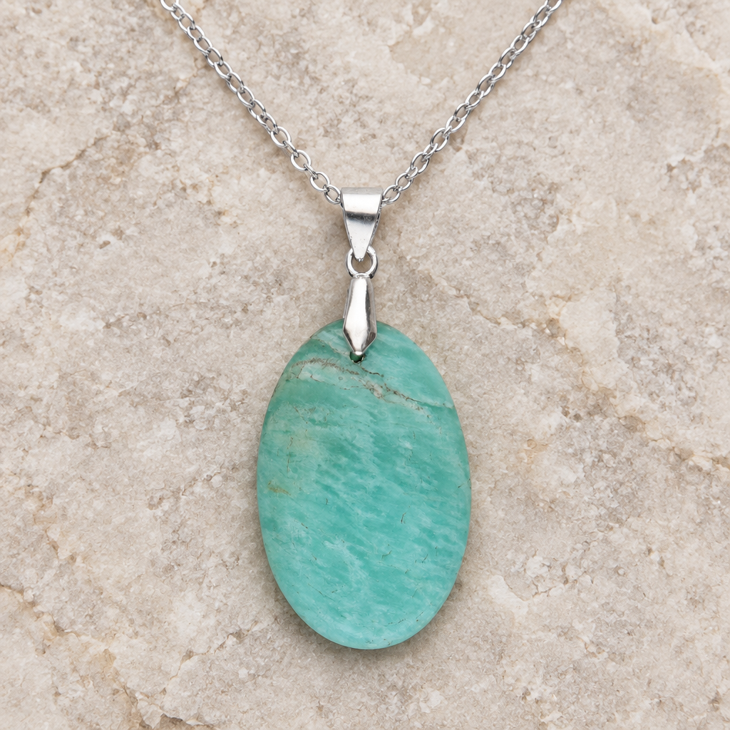 Dettaglio cabochon in amazzonite e catena
