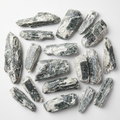 Cianite verde grezza su fondo bianco