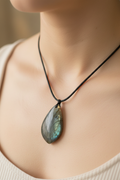 Collana Fiamma Labradorite indossata al collo