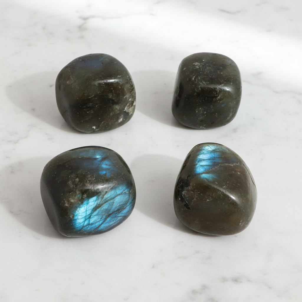 Labradorite tumbled flatlay su marmo