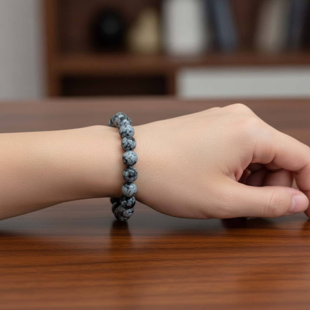 Bracciale Ossidiana Fiocco di Neve 8mm - lifestyle indossato