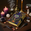 Grimorio Albero della Vita - altare Wicca con candele viola e luci fatate