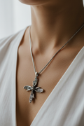 Croce Quattro Mani indossata