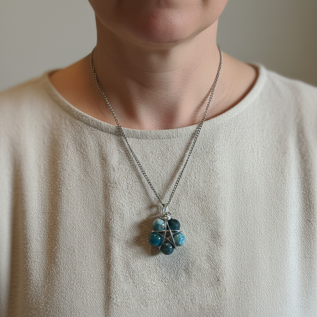 Collana Pentacolo Apatite - lifestyle su lino