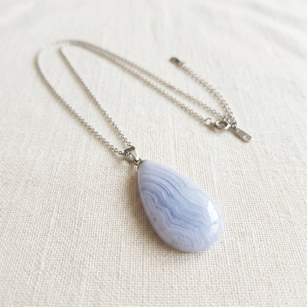 Collana Blue Lace con cabochon solo pietra su lino