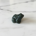 Rana Xiuan giada verde - flatlay su marmo