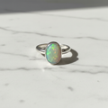 Anello Opale Arlecchino - Flatlay su marmo