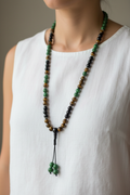 Mala zoisite onice occhio di tigre indossata come collana