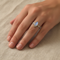 Anello labradorite bianca argento lifestyle indossato